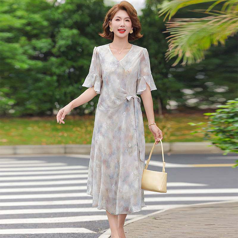官方正品中年妈妈短袖连衣裙女2026新款夏季气质洋气温柔裙子高贵