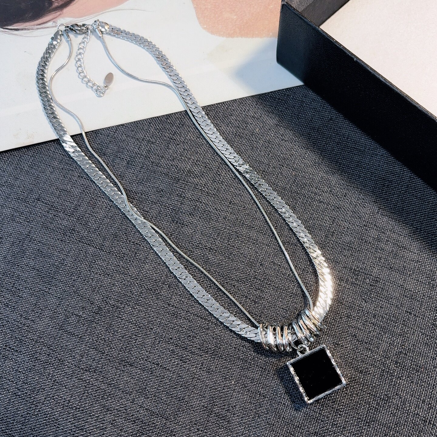 轻奢双层叠戴项链女简约气质百搭锁骨链黑色方块字母石吊坠不掉色