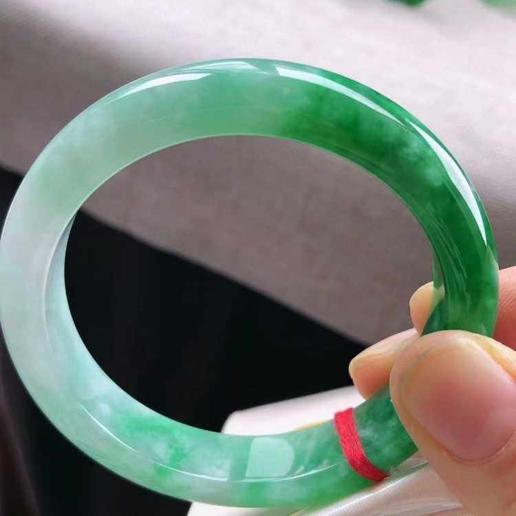 阳绿翡翠处理手镯女冰种飘绿正圈圆镯贵妃椭圆满绿镯子天然玉手镯