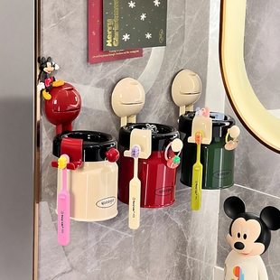 チュシンミ 吸盘磁吸牙刷置物架免打孔壁挂漱口刷牙一家三口杯子