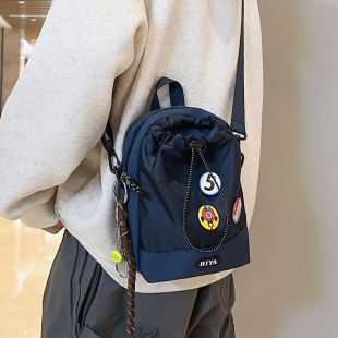 户外多功能斜挎水杯包男款外出便携水壶包男生轻便单肩挎包手机包