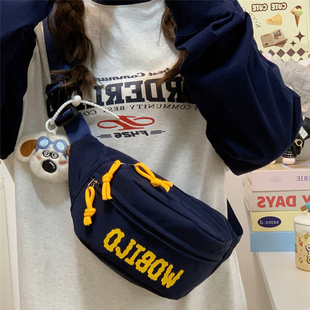 胸包女2025新款ins简约手机包单肩背包饺子包运动腰包复古斜挎包