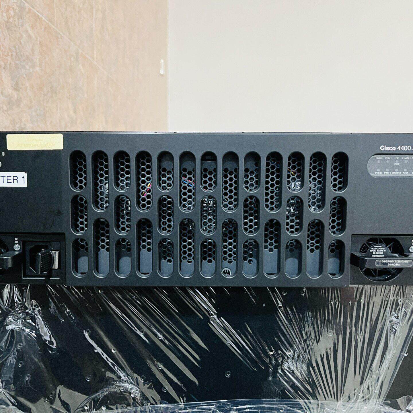 Cisco  ISR4461/K9路由器 有明显使用