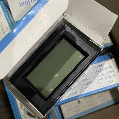 直流电压表 液晶屏LCD直流电压表 220V供电 开孔尺