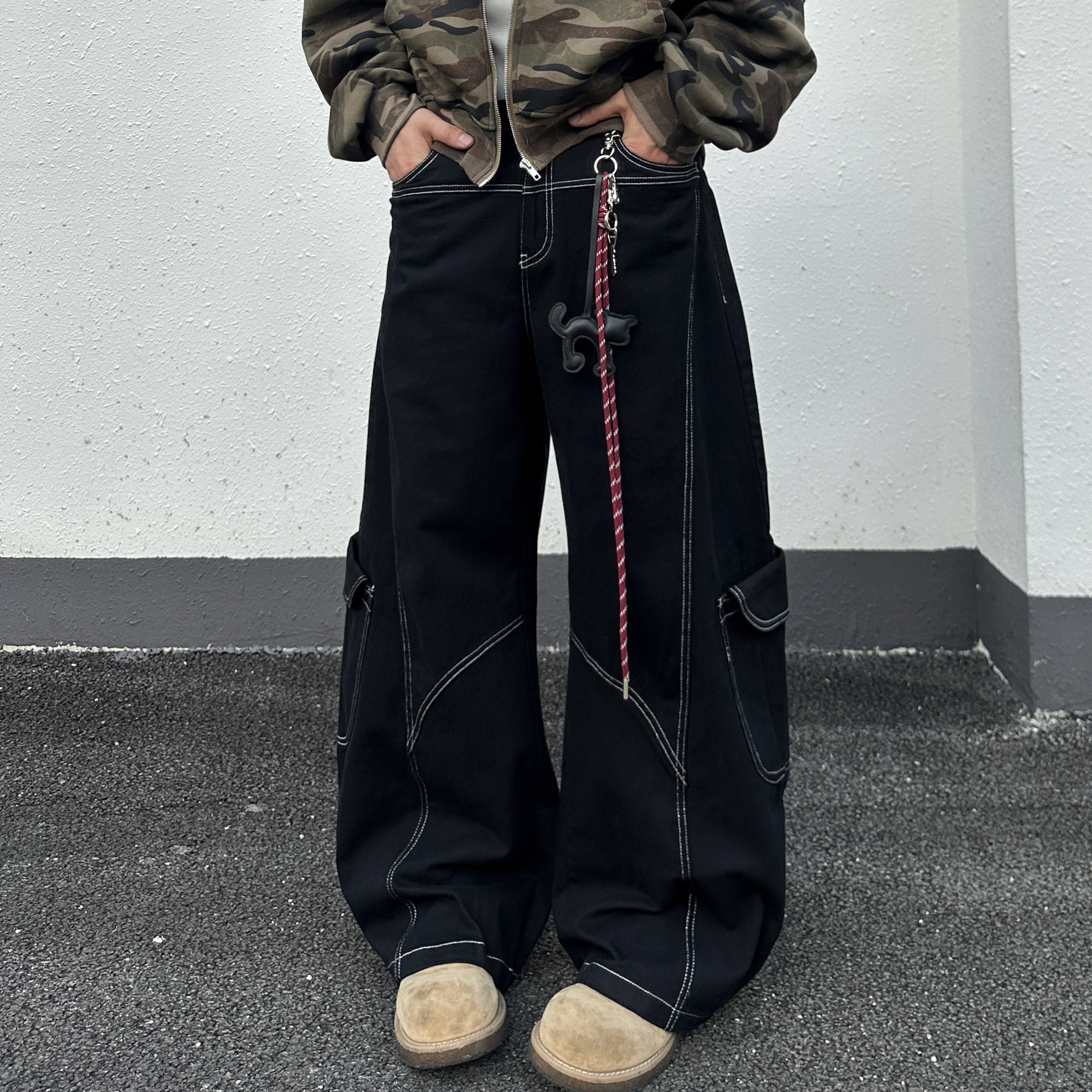 自带装饰裤链弯刀牛仔裤