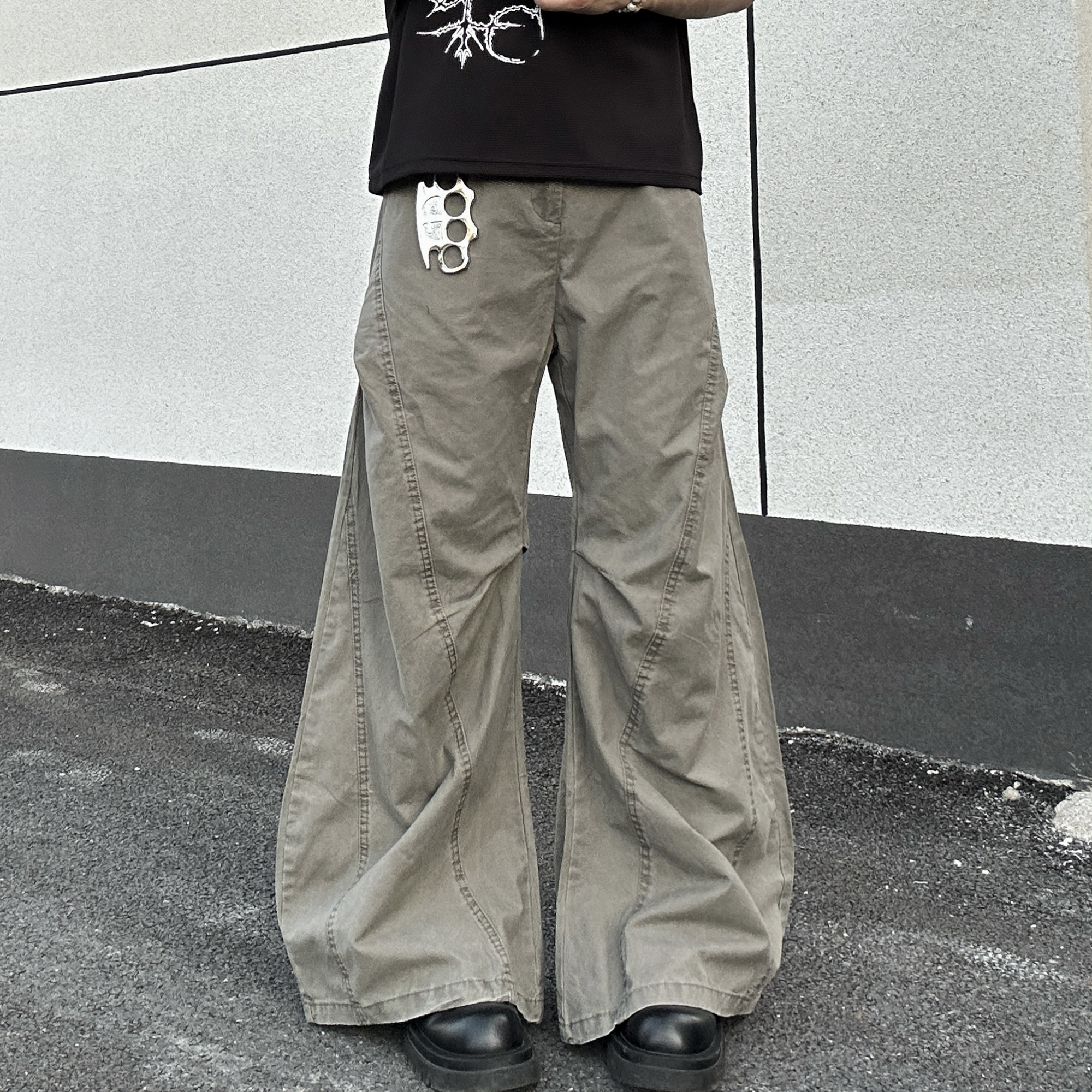 解构拼接线条阔腿弯刀工装裤