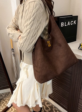 UK2025新款秋冬女包大容量通勤包单肩绒面复古斜挎包麂皮绒子母包