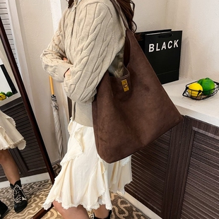 UK2025新款秋冬女包大容量通勤包单肩绒面复古斜挎包麂皮绒子母包