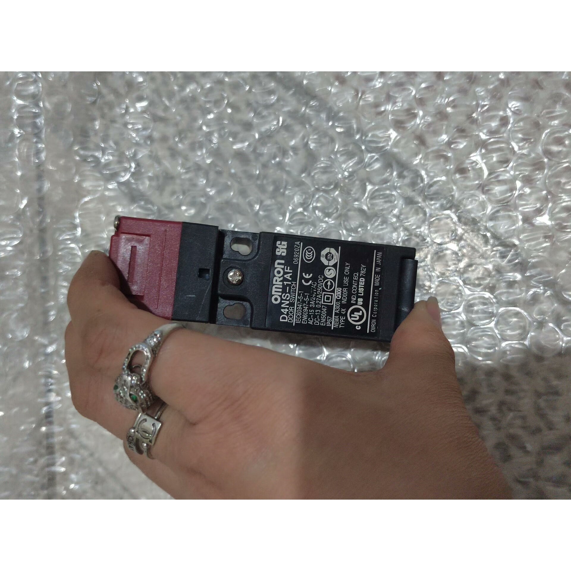原装正品安全门锁开关D4NS-1AF D4NC-1CF议价产品
