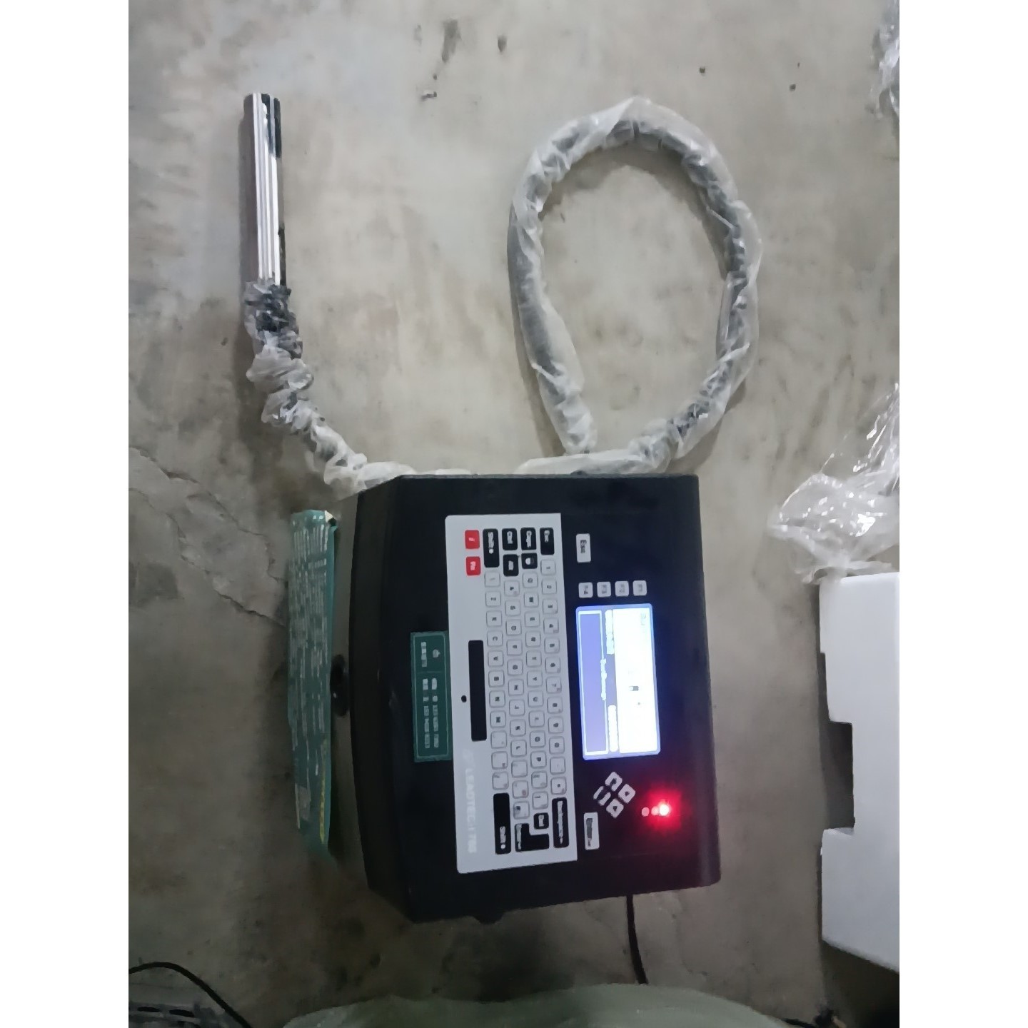 出一台领达牌喷码机,型号为LEADTECH 760,主体颜色议价产品