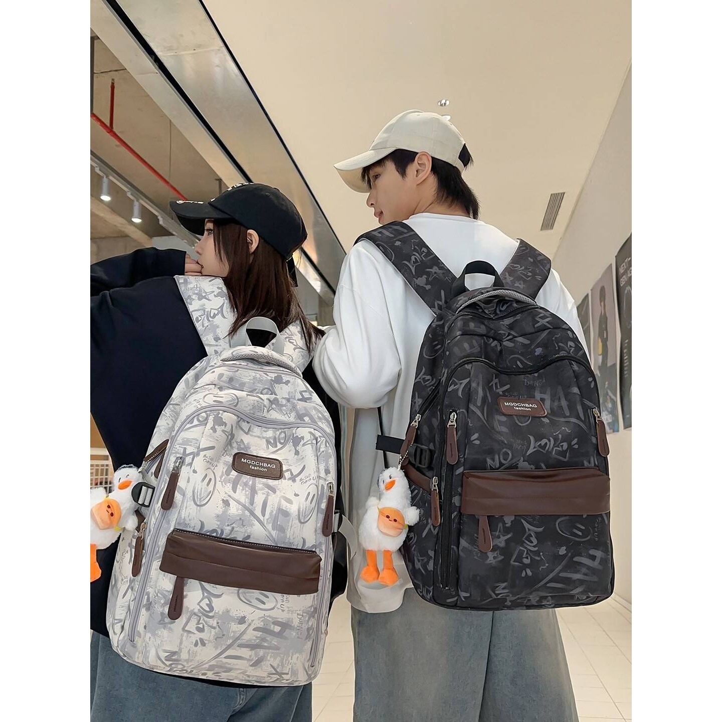 品牌新款潮酷字母涂鸦学院风少年背包情侣校园上课假期旅游出行双