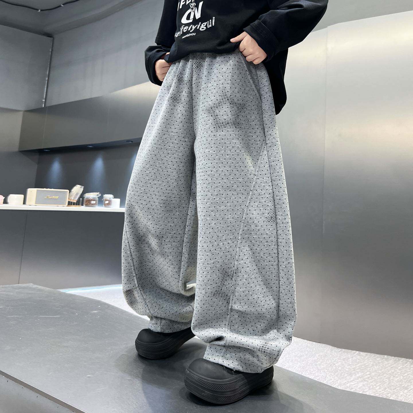 高档品牌男童卫裤春秋韩范印花休闲裤中大儿童宽松运动裤弯刀长裤