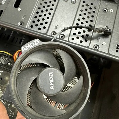 议价AMD原装铜底散热器，AM4接口，适合锐龙系列CPU。拆机件