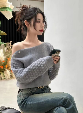 LOOSINGWHITE设计师24秋冬新一字肩貂毛毛衣上衣时尚白色针织衫女