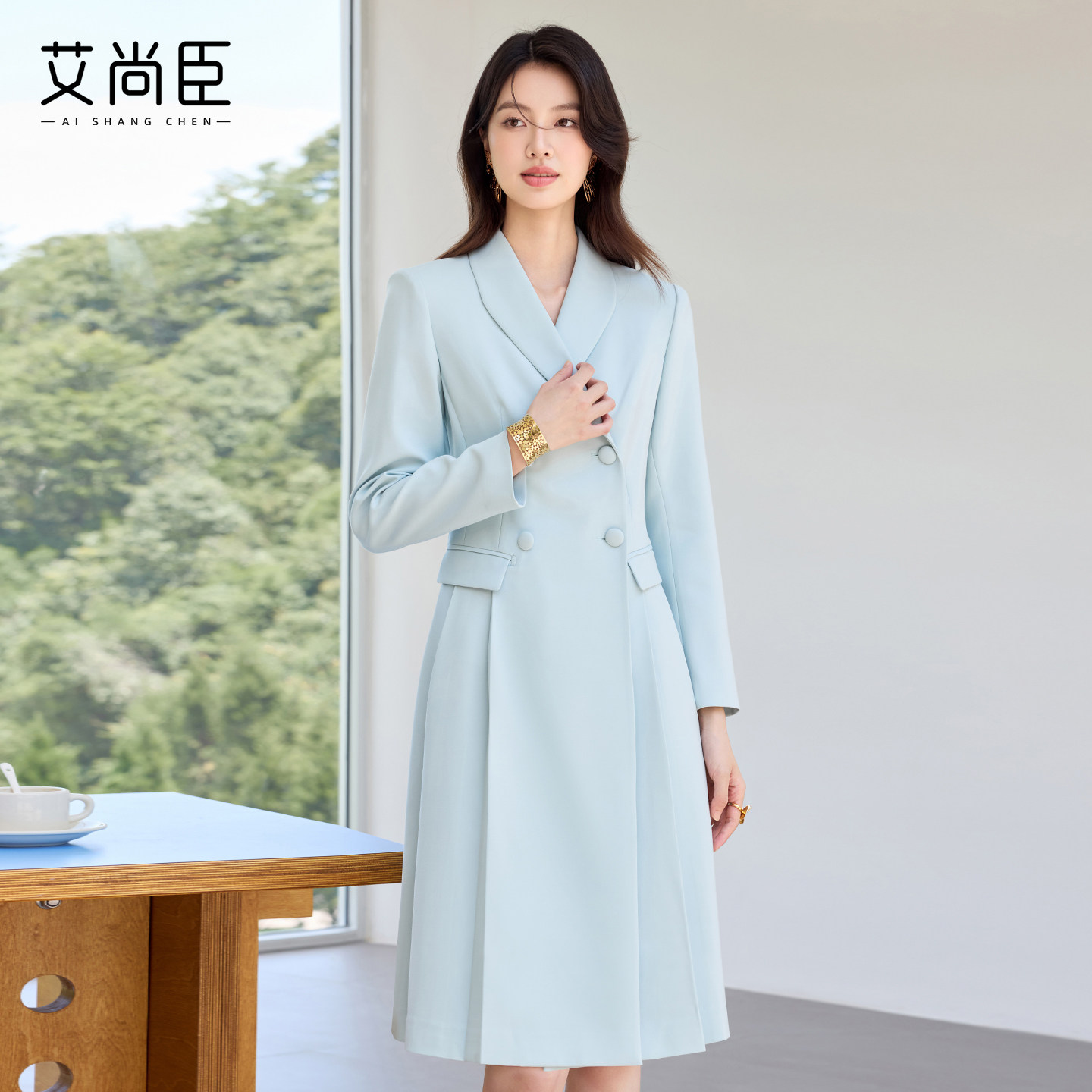 艾尚臣2025新款高级感通勤蓝色连衣裙气质优雅主持人美容院工作服