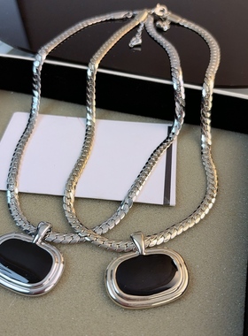 2026早春新款黑色方块粗蛇骨项链女百搭方形吊坠毛衣链