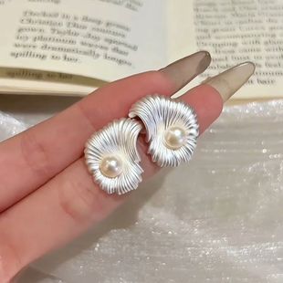 扇形珍珠耳环2025新款 轻奢小众高级感耳钉独特不规则哑光耳饰女