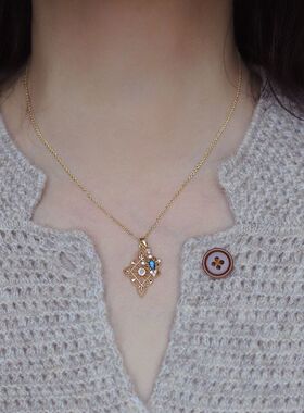 文艺镂空花窗蓝色吊坠项链女2026日系小众轻奢精致极细项链