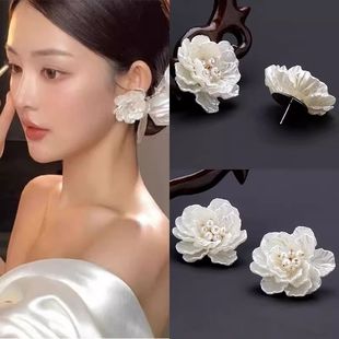 新款法式优雅复古珍珠花朵耳钉手工串珠气质耳饰影楼写真日常配饰