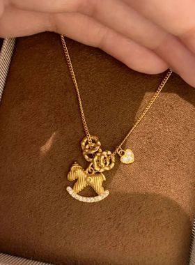 路路通旋转幸运木马项链ins小众复古轻奢精致高级锁骨吊坠