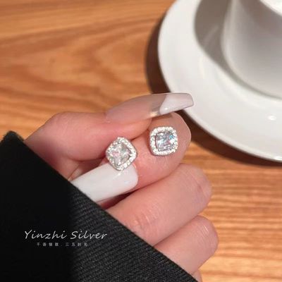 方糖耳钉2025年新款爆款小众独特气质方形锆石耳环轻奢高级感精致