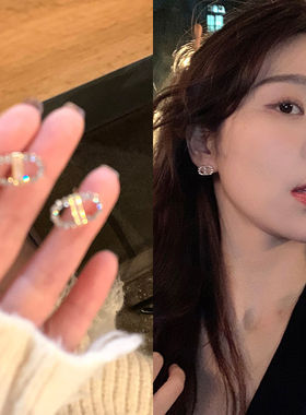 【蜜桃茶】自留!! 字母耳钉2023年新款潮女耳环高级感气质耳饰ins