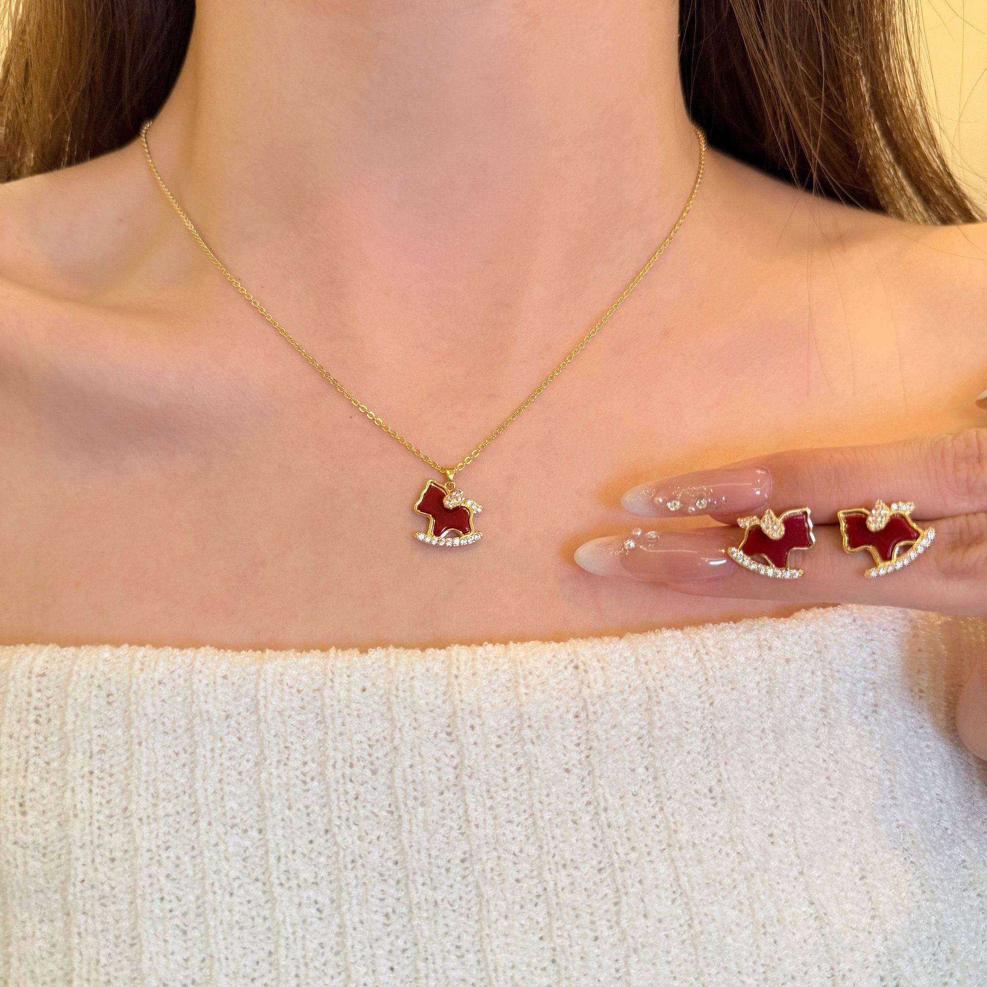 马上好运本命年红色小马项链2026新款高级感轻奢锁骨链毛衣链配饰,饰品/流行首饰/时尚饰品新,项链,淘宝优惠券,粉丝福利购,淘宝优惠卷