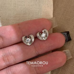 share【悬浮爱心】灵动闪钻银色拉丝爱心耳钉vintager绝美耳饰