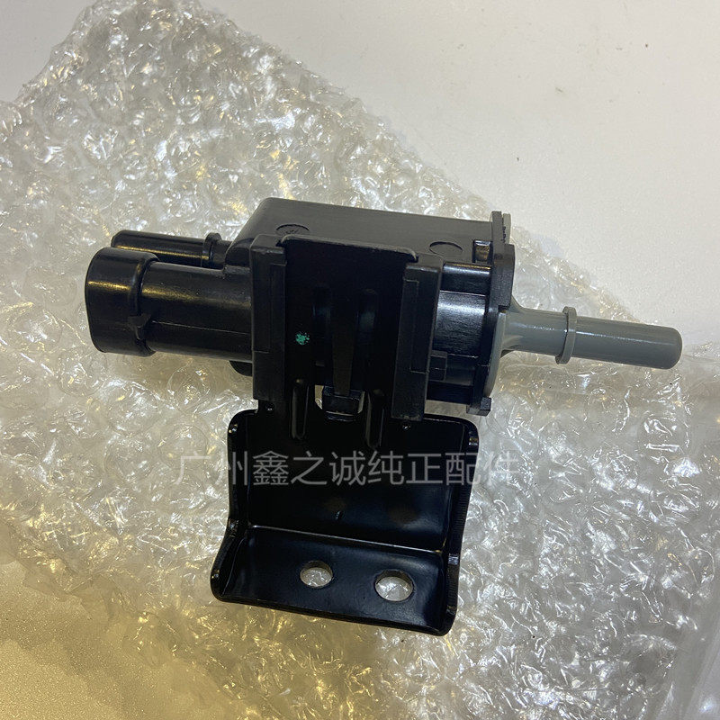 别克新君威老君越2.4/2.0碳罐电磁阀 迈锐宝原厂活性燃油罐电磁阀