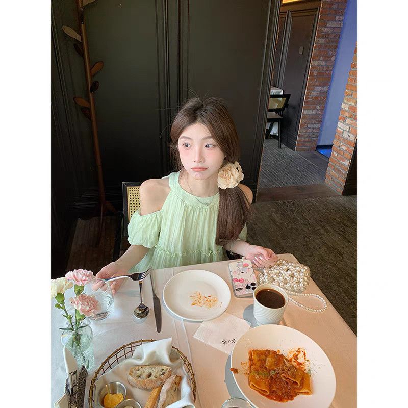 法式绿色设计感小众挂脖连衣裙子女夏今年新款小个子收腰显瘦短裙