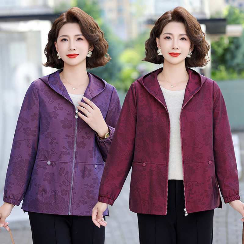 专柜品牌妈妈春秋新款时尚外套女中老年女装洋气夹克衫连帽拉链衫