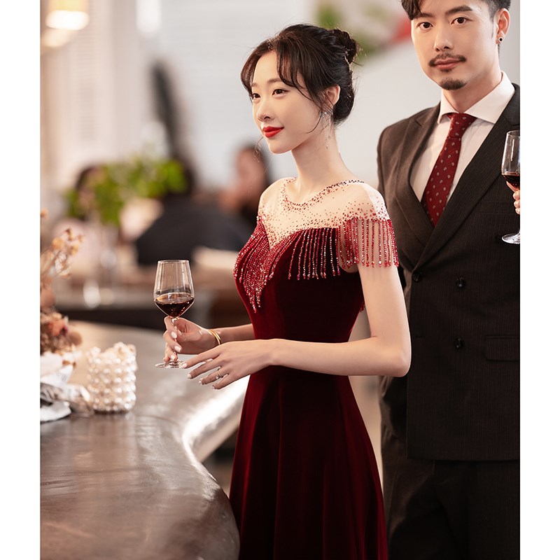 速发敬酒服新娘酒红色丝绒一字肩流苏洋装高端订婚答谢宴晚礼服