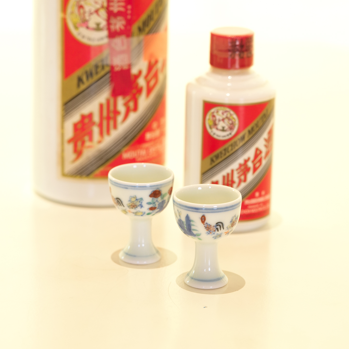 手绘斗彩鸡缸茅子杯高足小酒杯