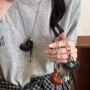 皮质爱心吊坠项链毛衣链大气高档高级感冬季卫衣链个性ins风配饰