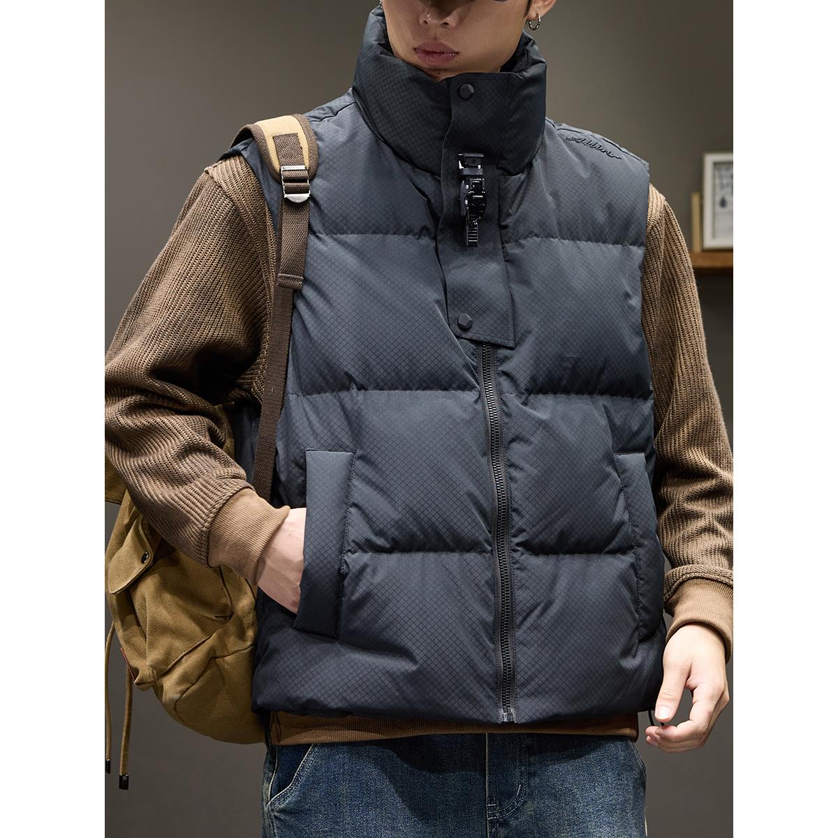 轻奢肌理感鸭绒羽绒马甲男冬季新款宽松潮牌加厚保暖防风立领外套