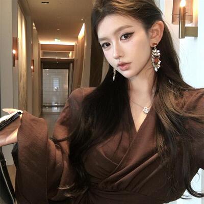 名媛风轻熟小众设计感绑带短款辣妹上衣女秋法式交叉收腰V领衬衣