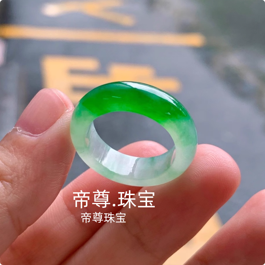 白冰种飘绿花男女款玉石戒指