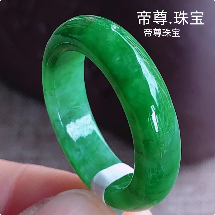 满阳辣绿干青玉石戒指指环戒圈