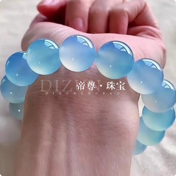 天空蓝圆珠子玉石手串精美蓝水
