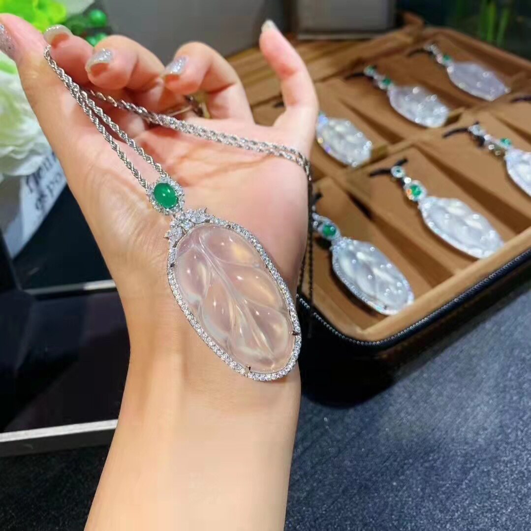 天然冰种镶嵌玉髓树叶吊坠白冰帝王绿翡翠色家大业大玉石挂件项链