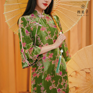 四美子复古绿色礼服旗袍女装三月烟花2023秋冬新年丝绒新年连衣裙