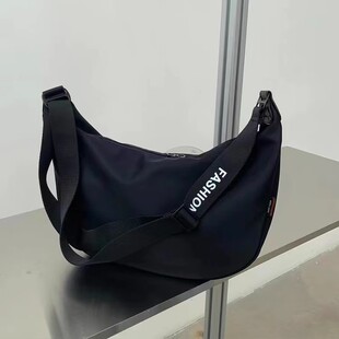 男女同款铆钉加固防水牛津布单肩斜挎包大容量百搭隔层饺子包