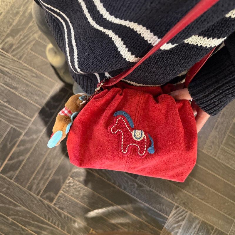 2026年红色小马手机包斜挎女马年卡通刺绣手提包设计感百搭单肩包,箱包皮具/热销女包/男包,时尚帆布包,淘宝优惠券,粉丝福利购,淘宝优惠卷