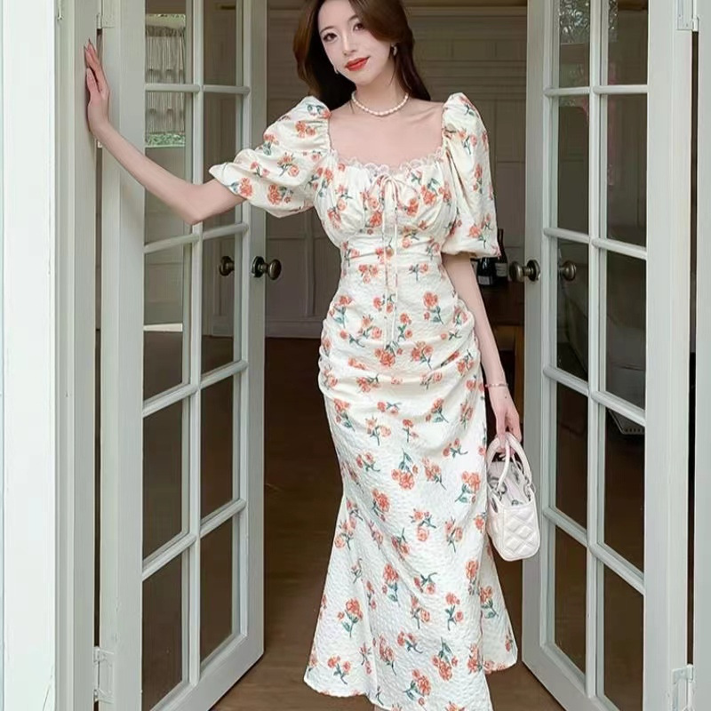 显瘦感英伦风名媛淑女连衣裙夏季2025新款方领蕾丝边泡泡袖碎花裙
