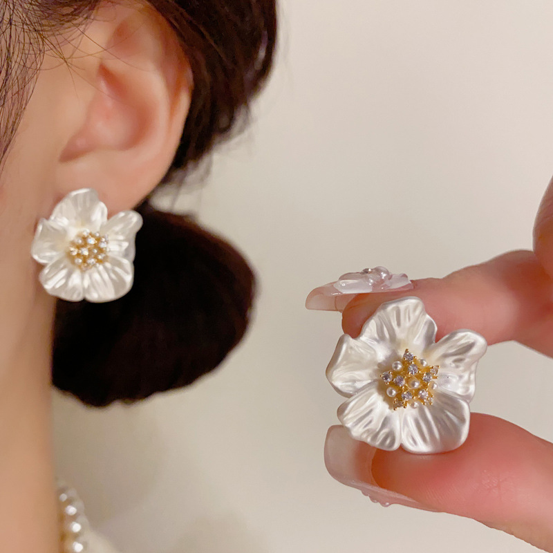 s925银针白色山茶花珍珠锆石耳钉