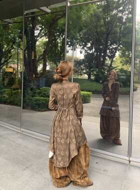 13311小众设计款长袖棕色印花收腰天丝亚麻不规则设计感衬衫裙