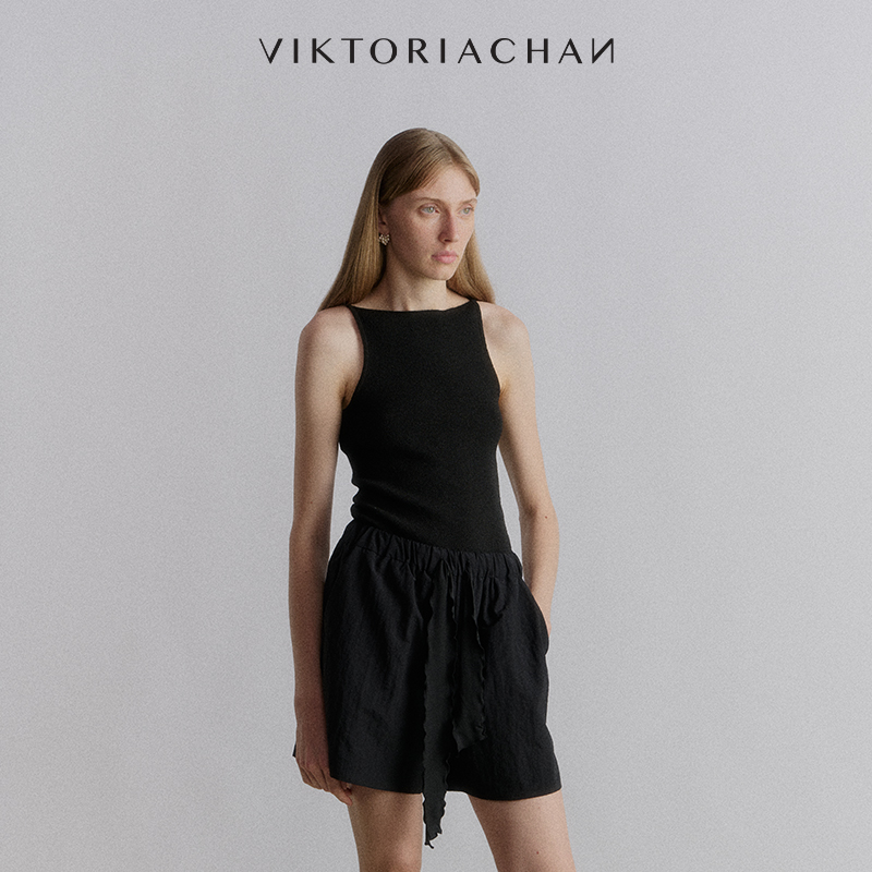 前后身直方领设计凸显肩颈骨感