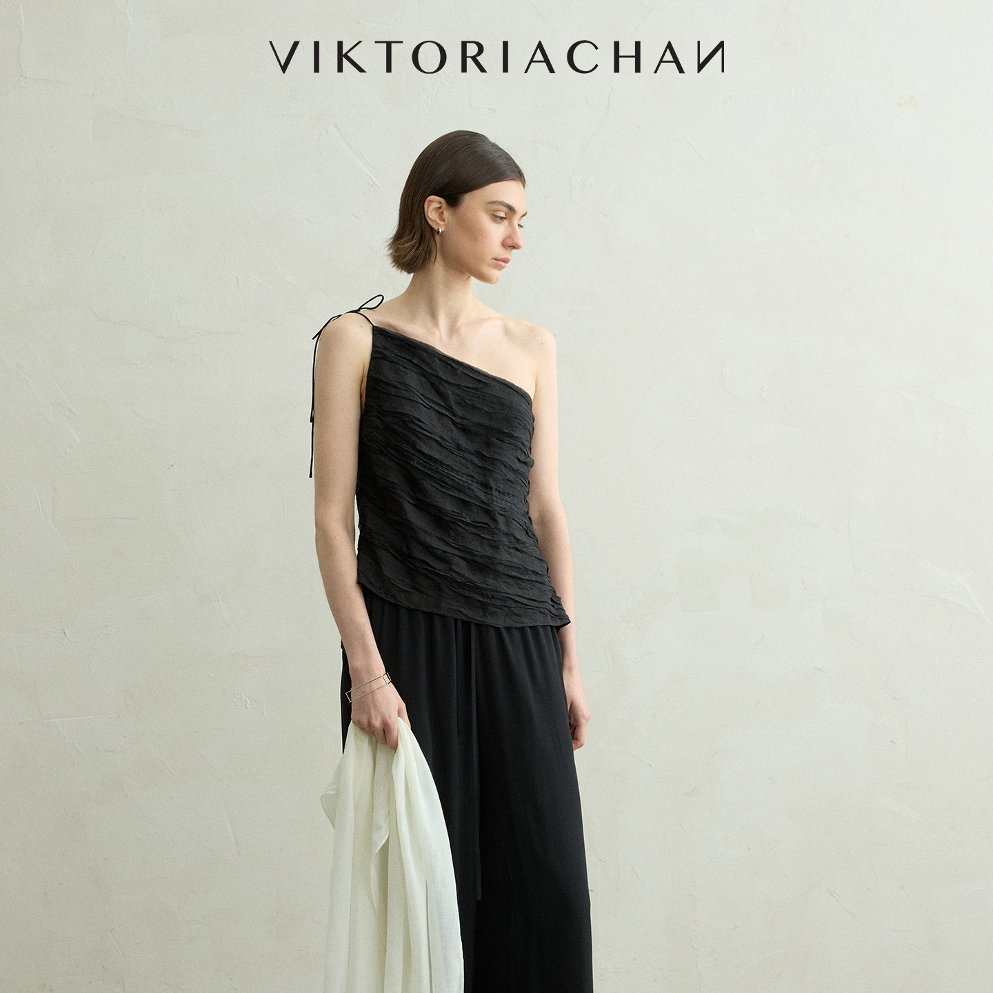 VIKTORIACHAN26PF早秋成衣系列新品 肌理感单肩系带不规则上衣