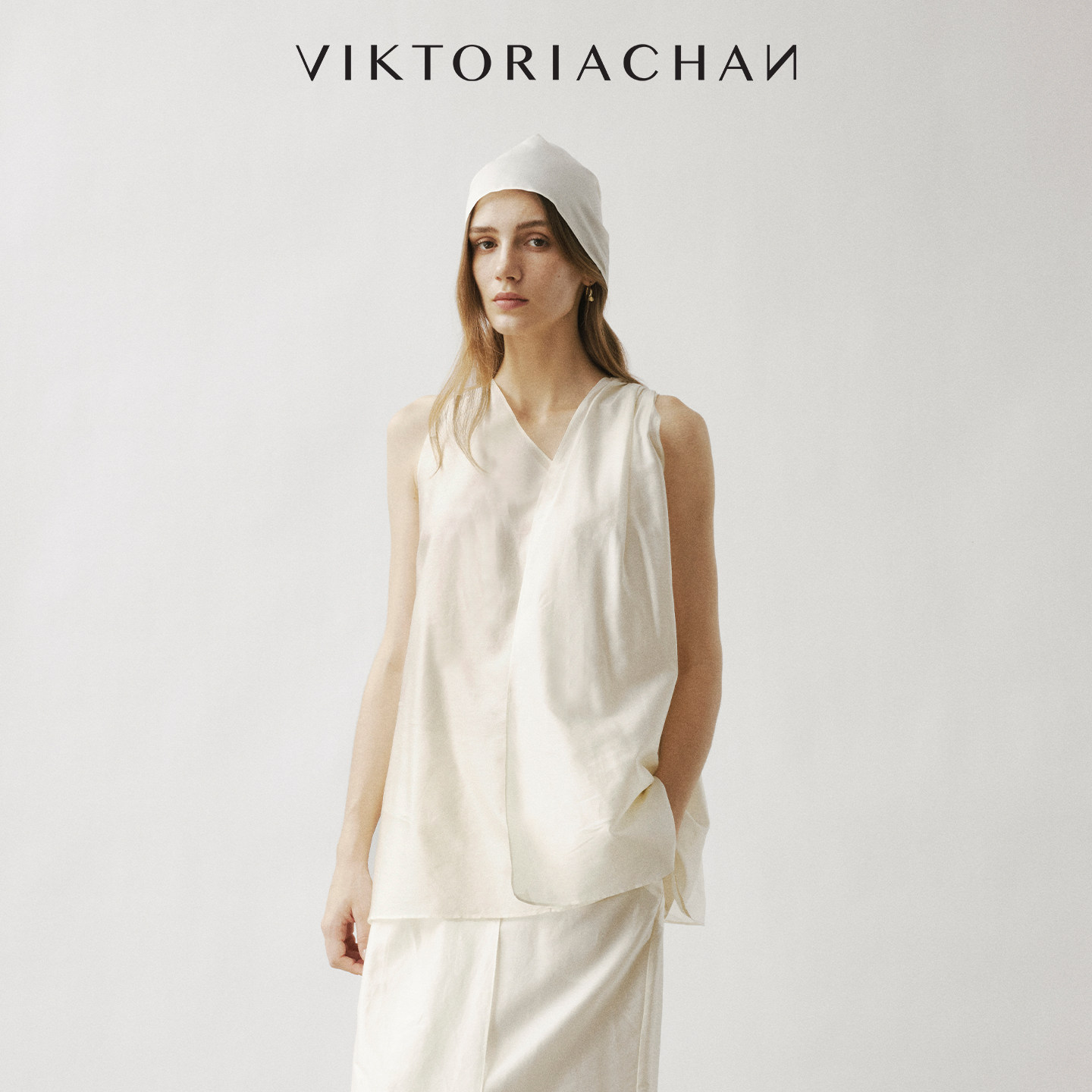 VIKTORIACHAN26SS春夏成衣系列新品 丝棉V领宽肩褶皱叠片无袖上衣