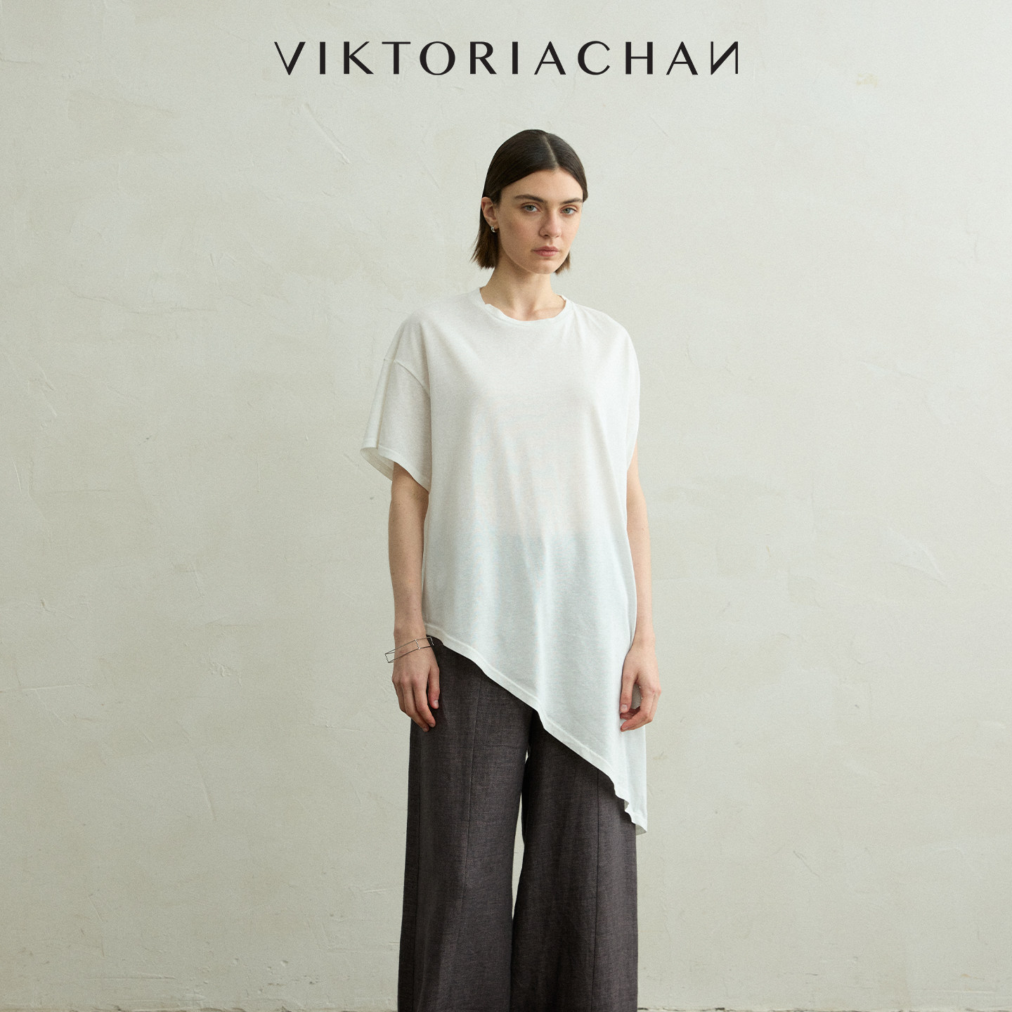 VIKTORIACHAN26PF早秋成衣系列新品 圆领不对称侧扣宽松短袖T恤